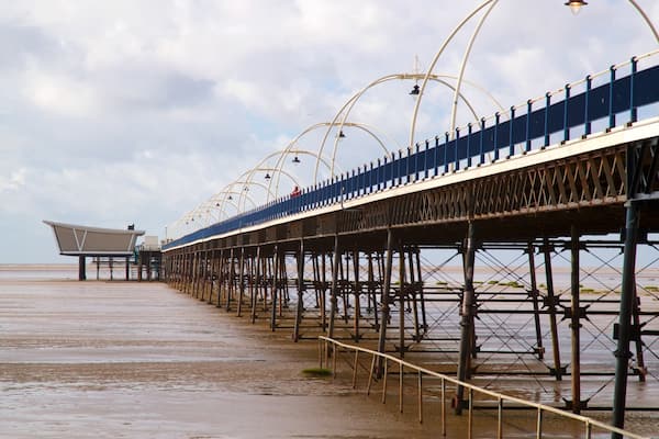 Southport Pier どの含み 海岸線の眺め