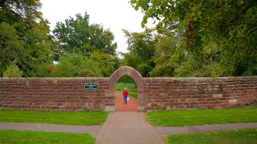 Grappenhall Heys Walled Garden mostrando elementos patrimoniales y un jardín y también una mujer