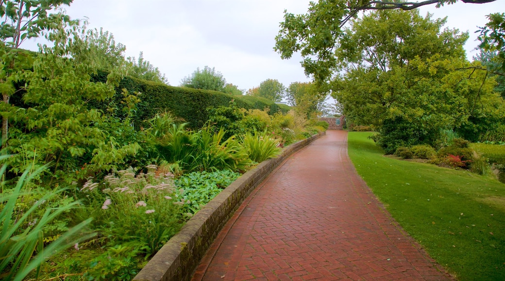 Grappenhall Heys Walled Garden mit einem Park