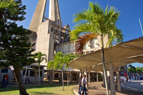 Basílica Catedral Nuestra Señora de la Altagracia mettant en vedette architecture moderne aussi bien que couple