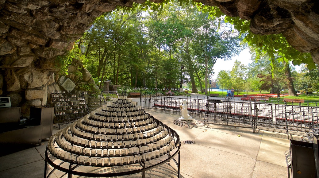Gruta de Nuestra Señora de Lourdes ofreciendo un parque