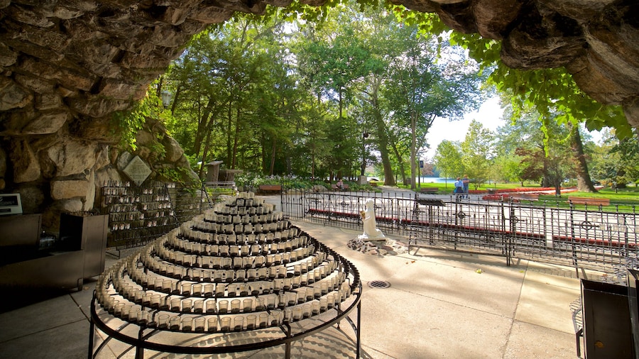 Grotto of Our Lady of Lourdes che include giardino