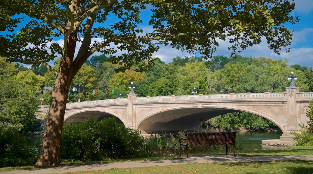 South Bend inclusief een rivier of beek, een tuin en een brug