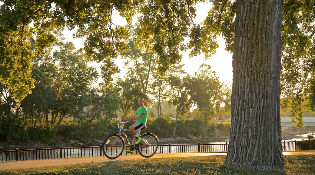 Mishawaka som viser cykling, en park og en solnedgang