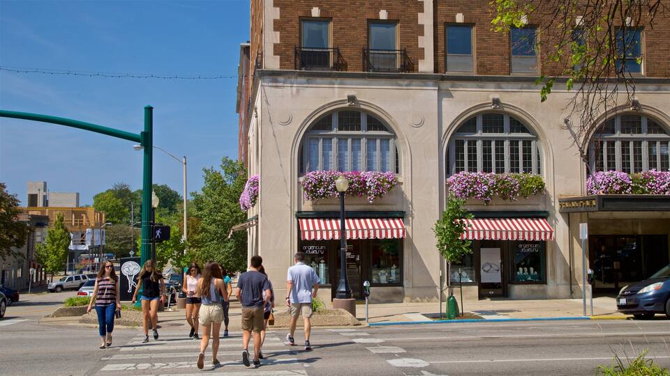 Bloomington que incluye flores y escenas urbanas y también un pequeño grupo de personas