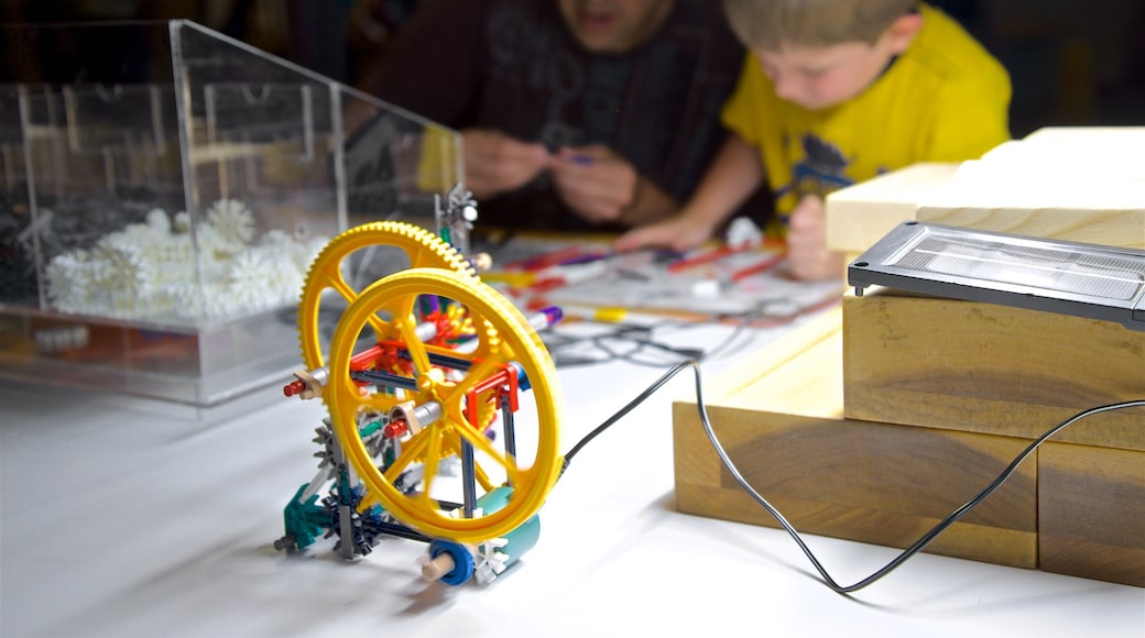 Wonderlab Science Museum som visar interiörer såväl som en familj