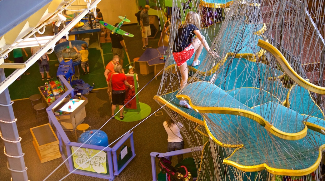 Wonderlab Science Museum som viser interiør såvel som en lille gruppe mennesker