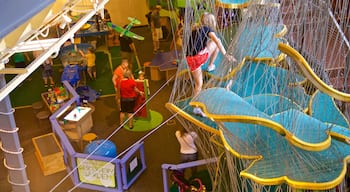 Wonderlab Science Museum som inkluderar interiörer såväl som en liten grupp av människor