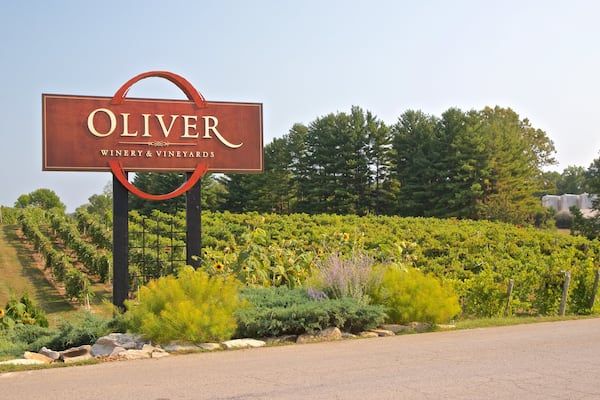 Oliver Winery welches beinhaltet Beschilderung und Farmland