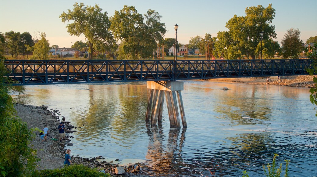 Mishawaka que incluye un río o arroyo, una puesta de sol y un puente