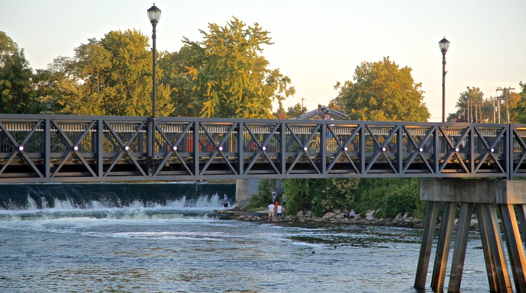 Mishawaka ofreciendo un río o arroyo y un puente