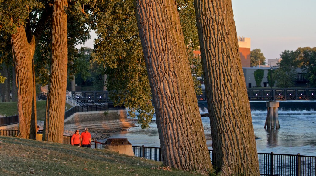 Mishawaka mettant en vedette rivière ou ruisseau et parc aussi bien que couple