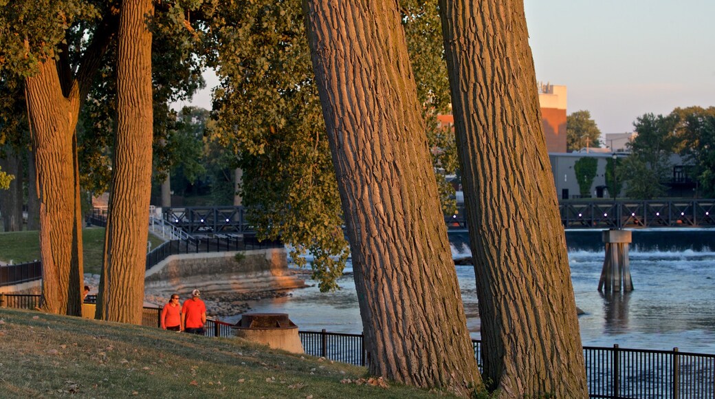 Mishawaka mostrando jardín y un río o arroyo y también una pareja