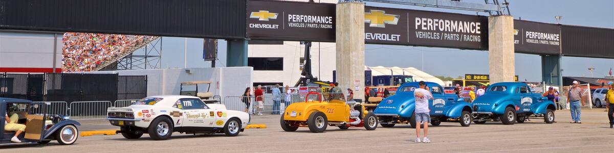 Lucas Oil Raceway welches beinhaltet Beschilderung