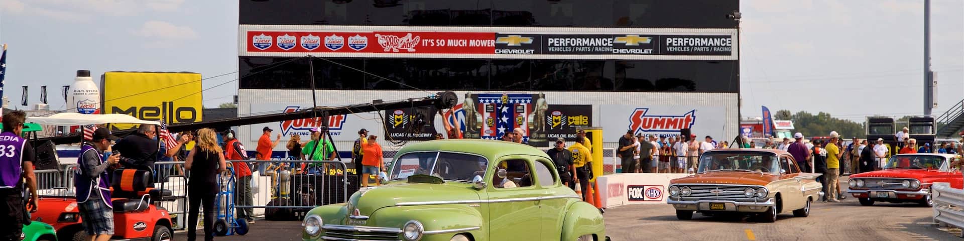 Lucas Oil Raceway y también un pequeño grupo de personas