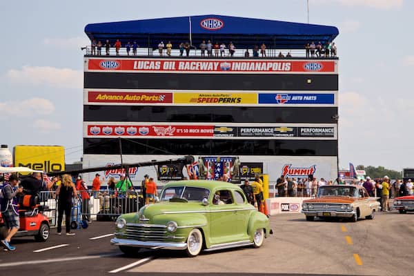 Circuit d\'automobile Lucas Oil aussi bien que petit groupe de personnes