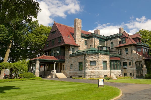 The History Museum featuring heritage architecture