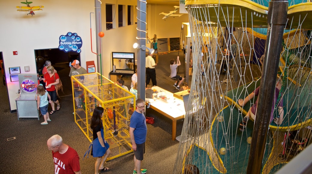 Wonderlab Science Museum som omfatter interiør såvel som en lille gruppe mennesker