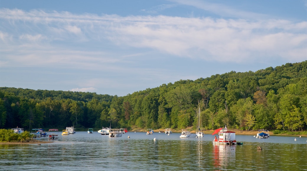 Monroe Lake que incluye un lago o abrevadero y una bahía o puerto