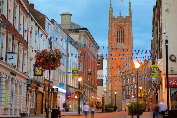 Cathédrale de Derby mettant en vedette ville et patrimoine architectural