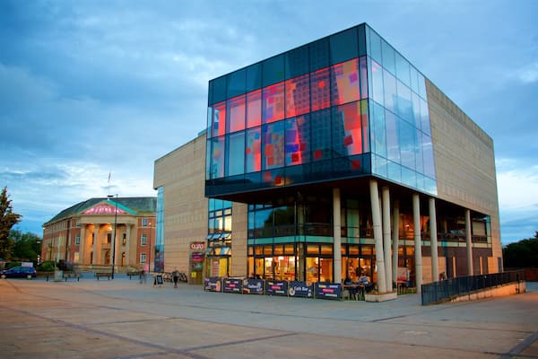 Quad mettant en vedette square ou place et architecture moderne