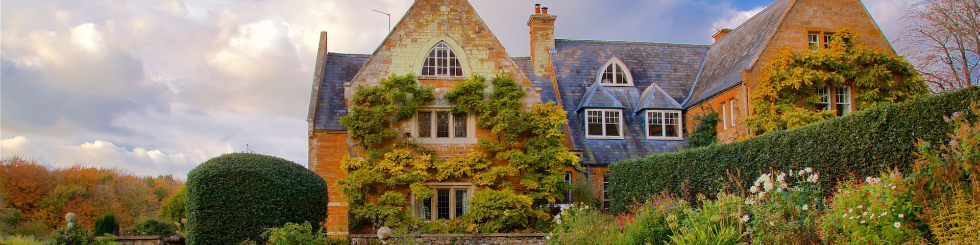 Coton Manor Gardens featuring a park, wildflowers and a house