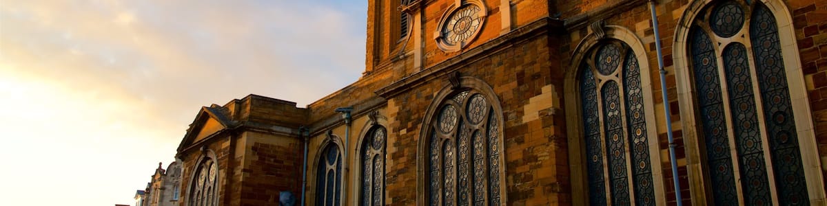 All Saints Church welches beinhaltet Sonnenuntergang und historische Architektur