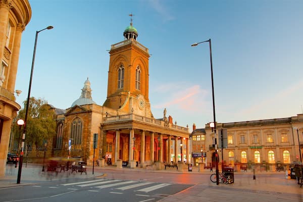 All Saints Church qui includes coucher de soleil, patrimoine architectural et ville