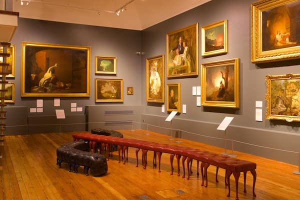 Musée et galerie d\'art de Derby montrant art et vues intérieures