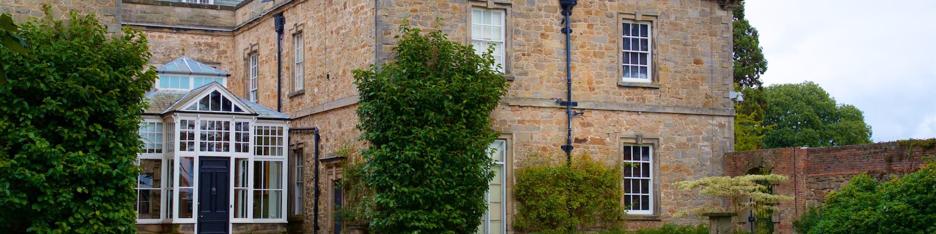 Melbourne Hall featuring a garden