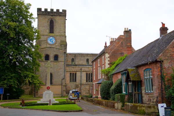Melbourne Parish Church mit einem historische Architektur und Garten