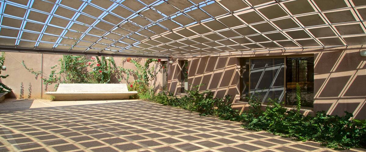 Mujib Nature Reserve which includes modern architecture and interior views