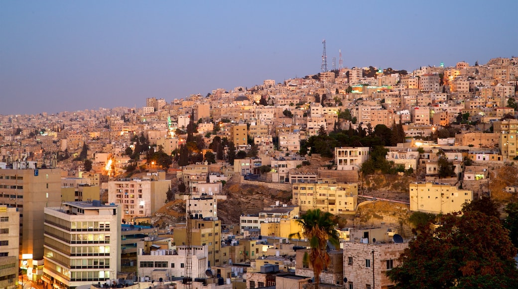 Amman bevat landschappen, een stad en een zonsondergang