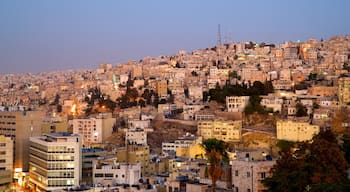 Amman toont een zonsondergang, landschappen en een stad