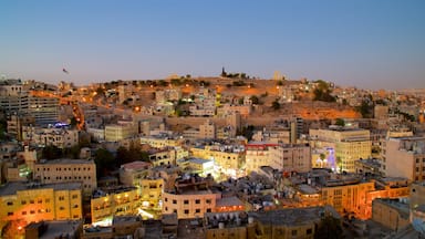 Ammán ofreciendo escenas nocturnas, vistas de paisajes y una ciudad