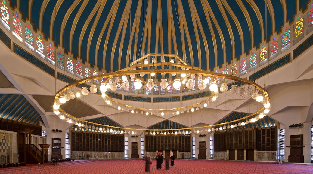 Mezquita Rey Abdullah I mostrando vista interna y elementos patrimoniales y también un pequeño grupo de personas