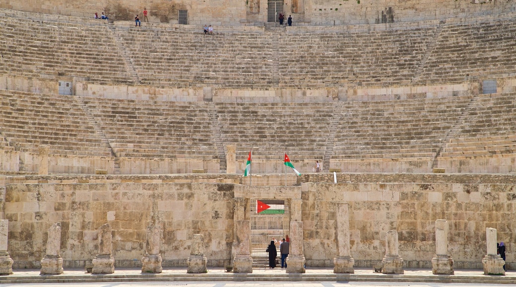 Amman Roman Theater welches beinhaltet Theater und historische Architektur sowie Paar