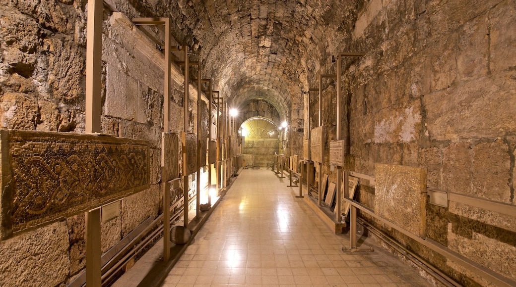 Museo Jordano de Tradiciones Populares ofreciendo elementos del patrimonio y vistas interiores