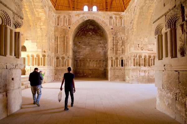 Palais Omeyyade montrant patrimoine historique et vues intérieures aussi bien que couple