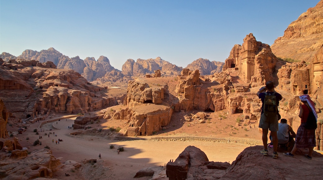 Petra toont landschappen, een ruïne en een kloof of ravijn