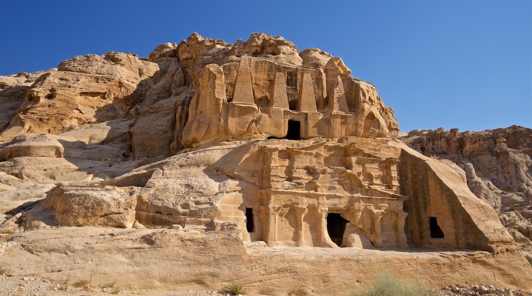 Obeliskengrab mit einem Ruine und Geschichtliches