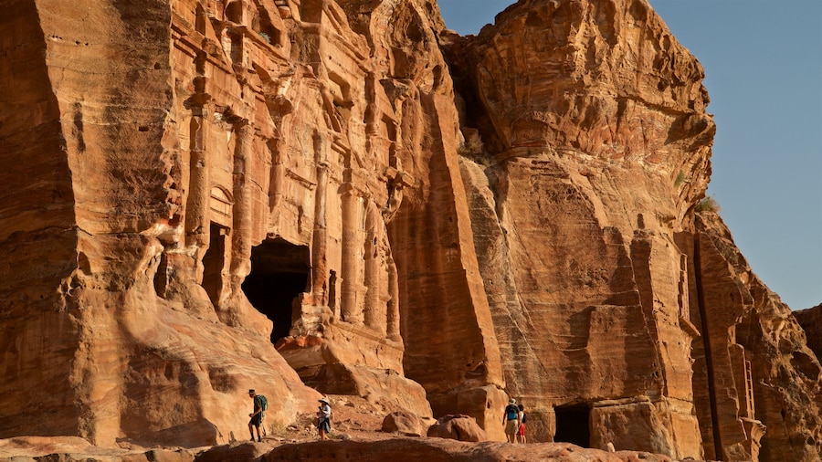 Wadi Musa mostrando um desfiladeiro ou canyon, arquitetura de patrimĂŽnio e ruĂnas de edifĂcio