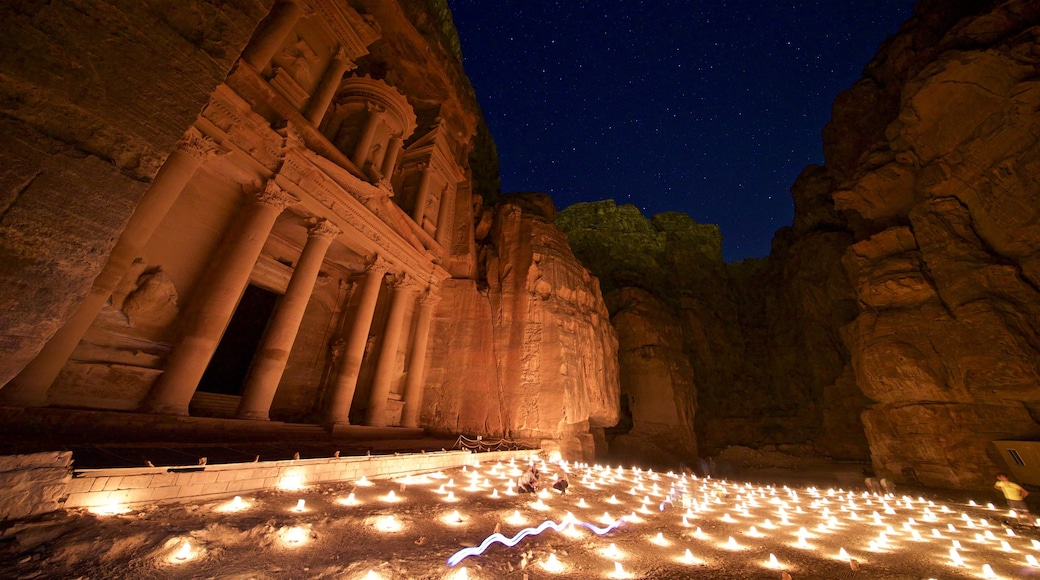 Wadi Musá que incluye escenas nocturnas, un barranco o cañón y patrimonio de arquitectura