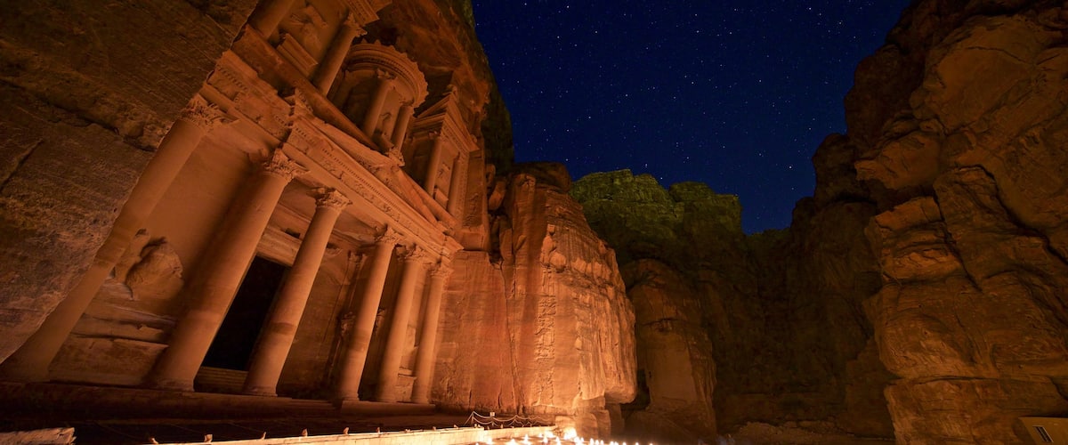 Wadi Musá que incluye escenas nocturnas, un barranco o cañón y patrimonio de arquitectura