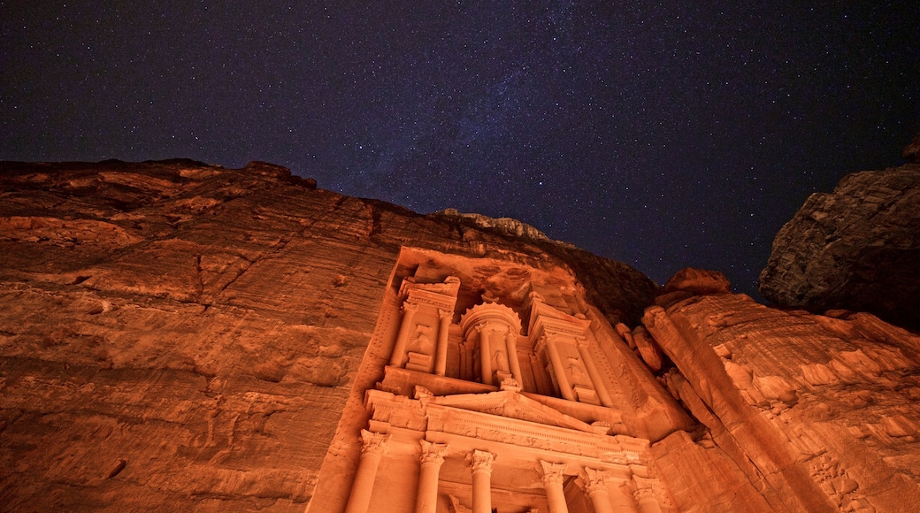 Wadi Musa che include architettura d\'epoca, paesaggio notturno e gola o canyon