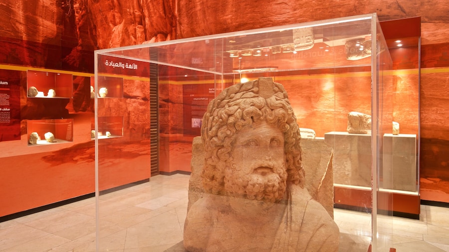 Centro de Visitantes de Petra caracterizando elementos de patrimĂŽnio e vistas internas