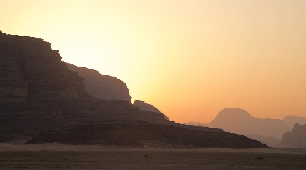 Wadi Rum som inkluderar en solnedgång, landskap och öknar