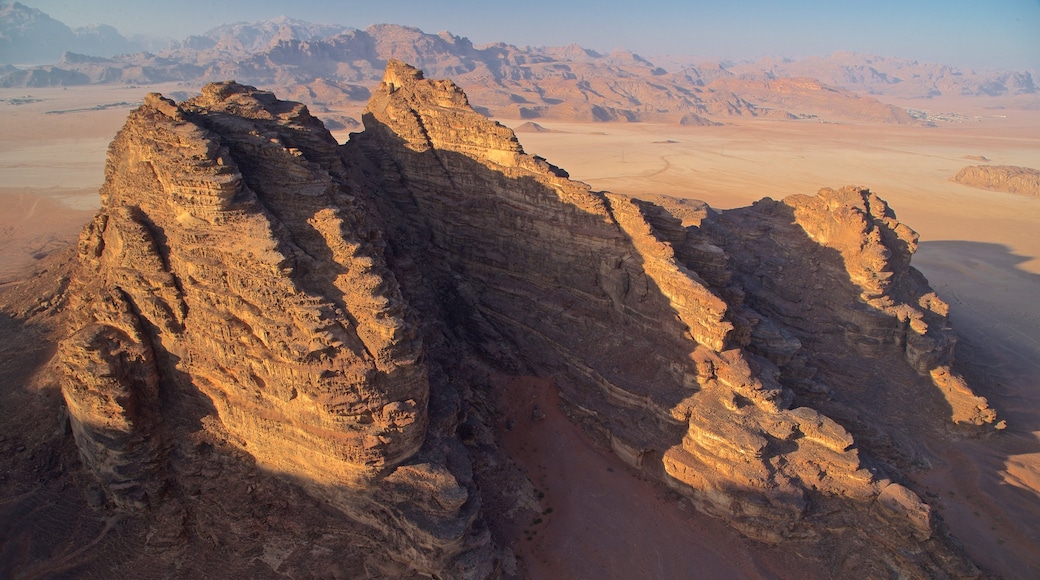 Wadi Rum toont een kloof of ravijn, woestijnen en landschappen