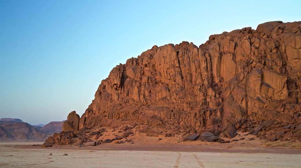 Wadi Rum bevat landschappen, woestijnen en een kloof of ravijn