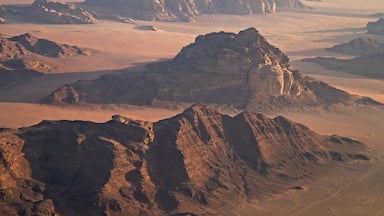 Wadi Rum presenterar landskap, en ravin eller kanjon och öknar